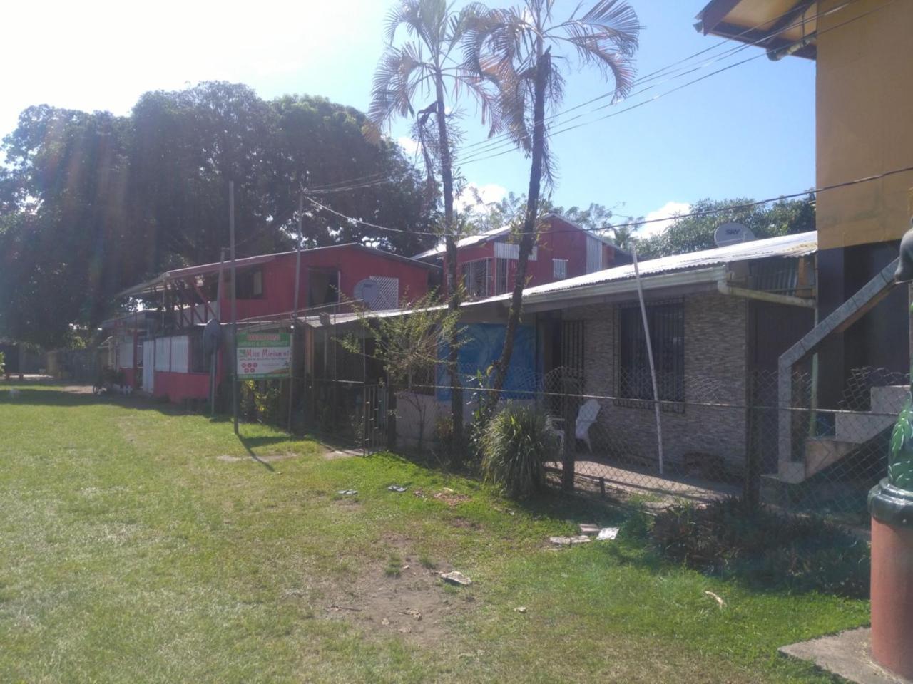 Cabinas Miss Miriam 1 Tortuguero Bagian luar foto